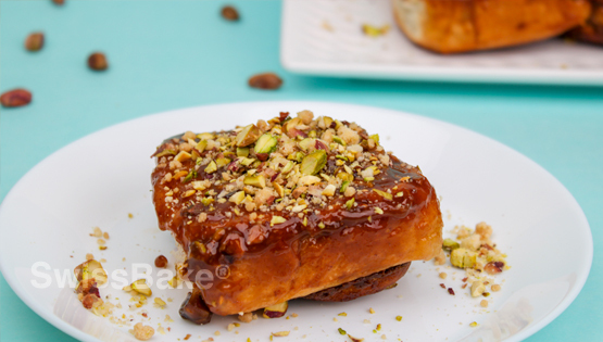 Sticky Pistachio Crumble Buns Recipe